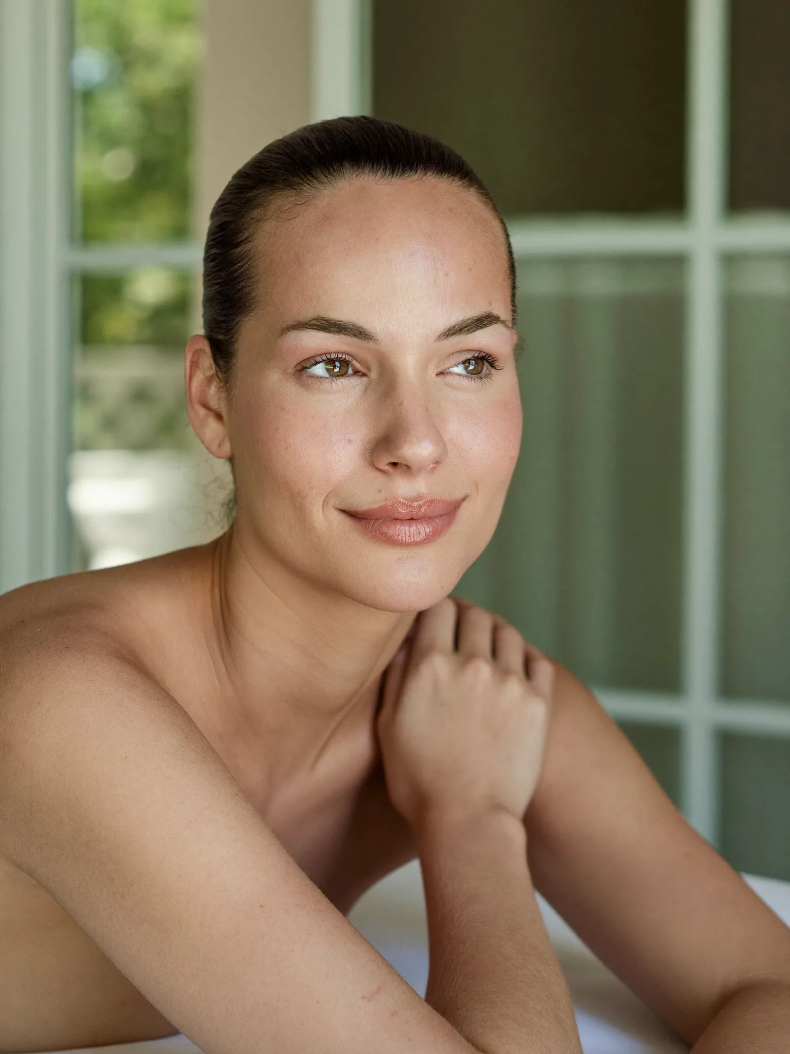 Primer plano de un rostro con piel sana y luminosa, resultado natural de medicina estética facial